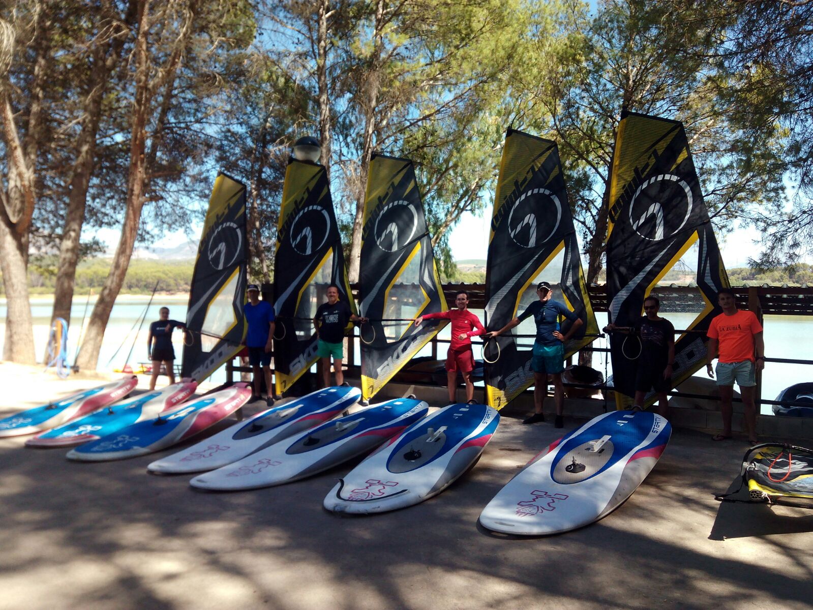 alumnos curso windsurf