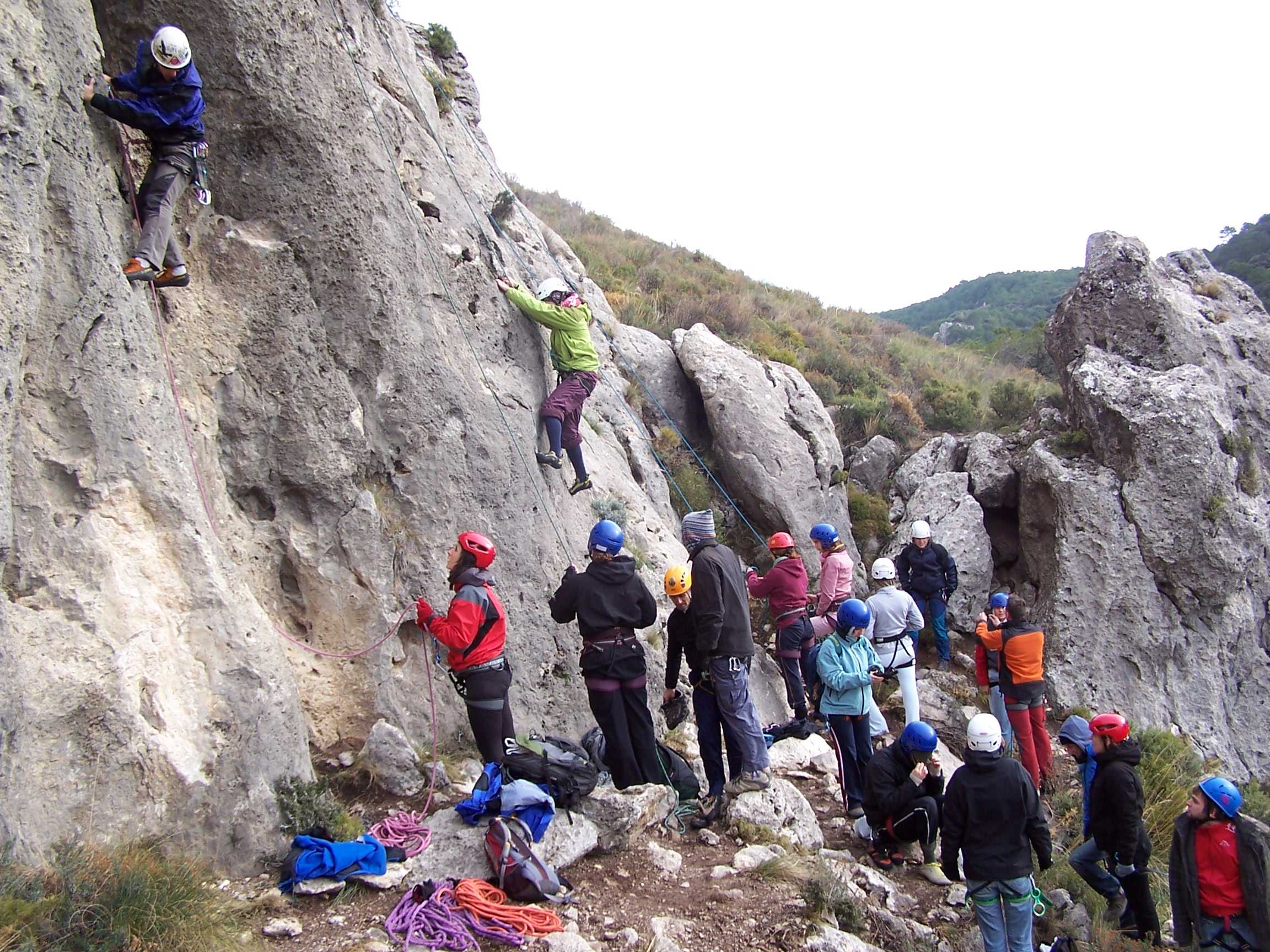 Un grupo de asistentes a los cursos de iniciación da sus primeros pasos en la escalada