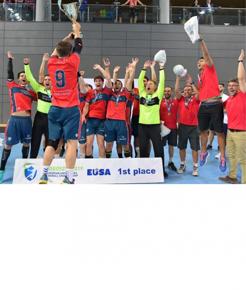 Selección UGR recogiendo el título de campeones de Europa universitarios 2019