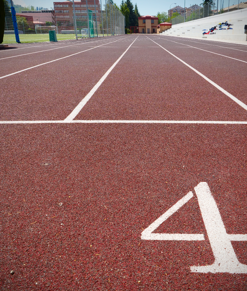 Imagen del inicio de la calle número cuatro de la pista de atletismo de la Facultad de Ciencias del Deporte