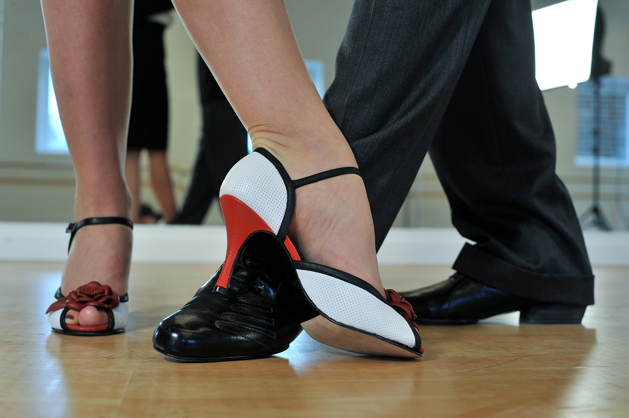 Zapatos hombre y mujer bailando
