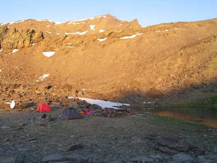Zona de acampada y descanso en una excursión de alta montaña.