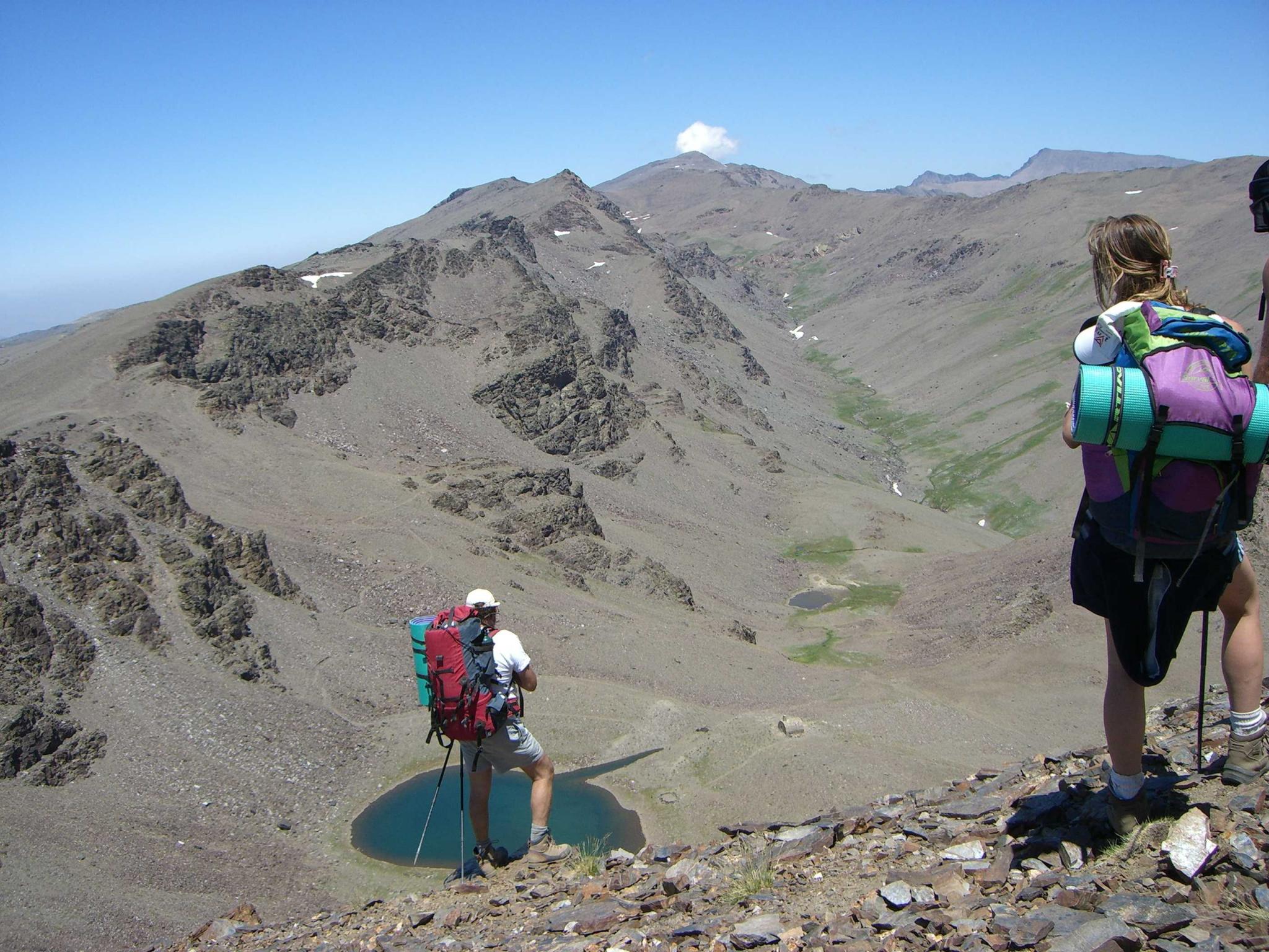 Un grupo de excursionistas realiza un descenso durante una ruta de Alta Montaña