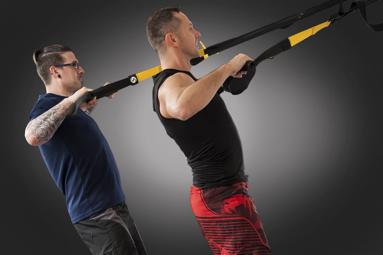 dos hombres en trx