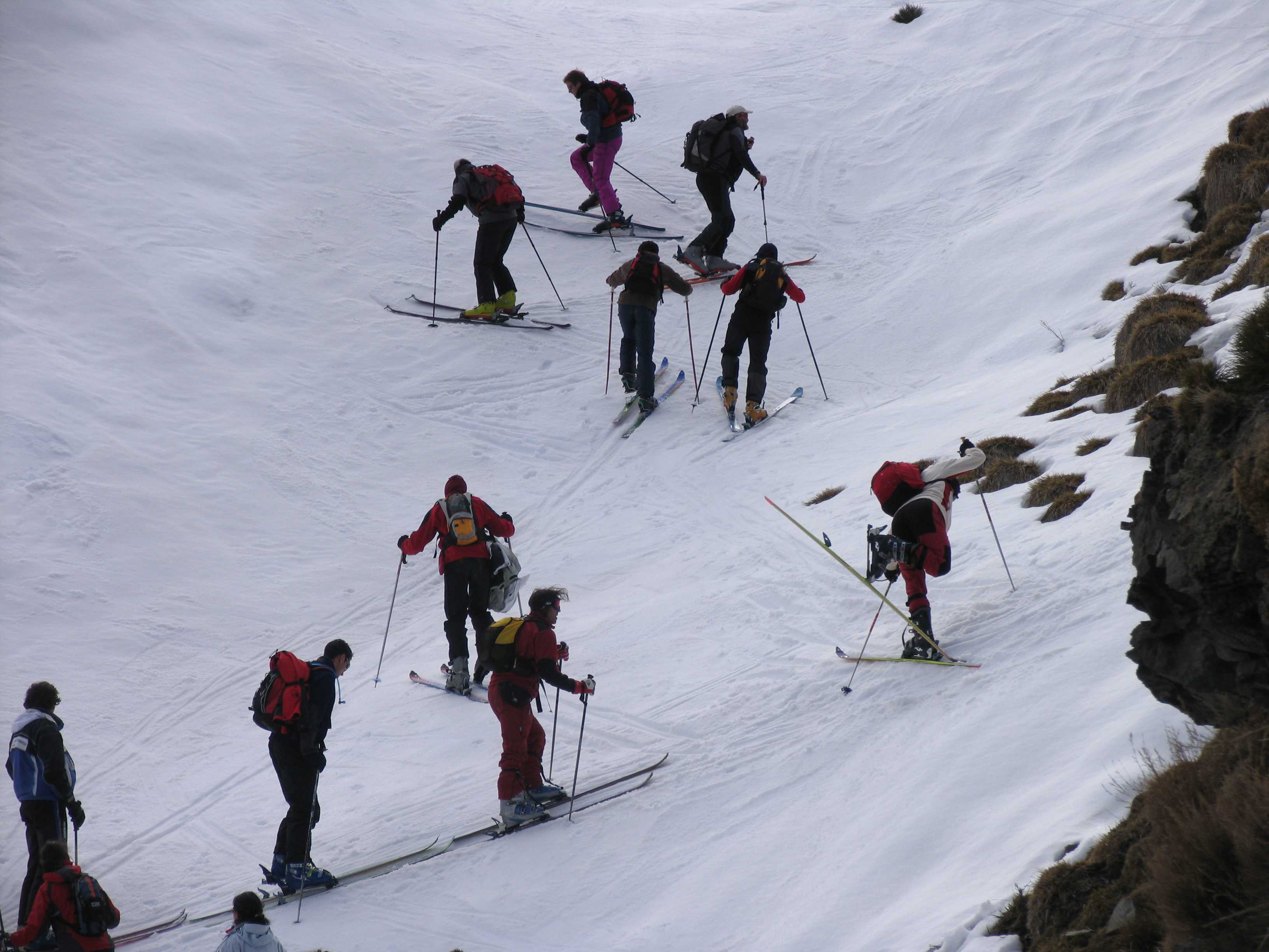 Diversos esquiadores realizan un ascenso de montaña