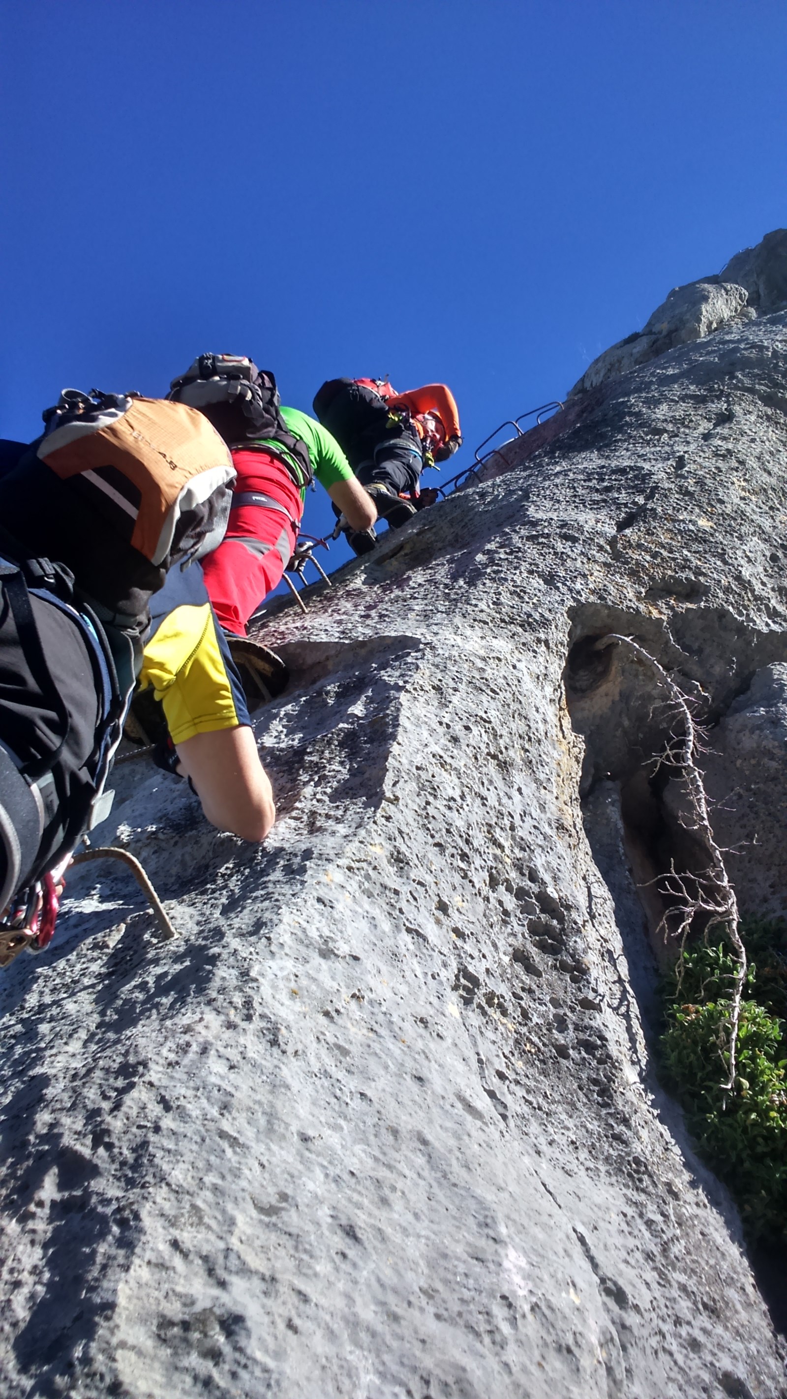 Un grupo de escaladoras hace uso de una vía ferrata