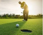Un jugador de golf realiza un golpeo hacia el hoyo cercano