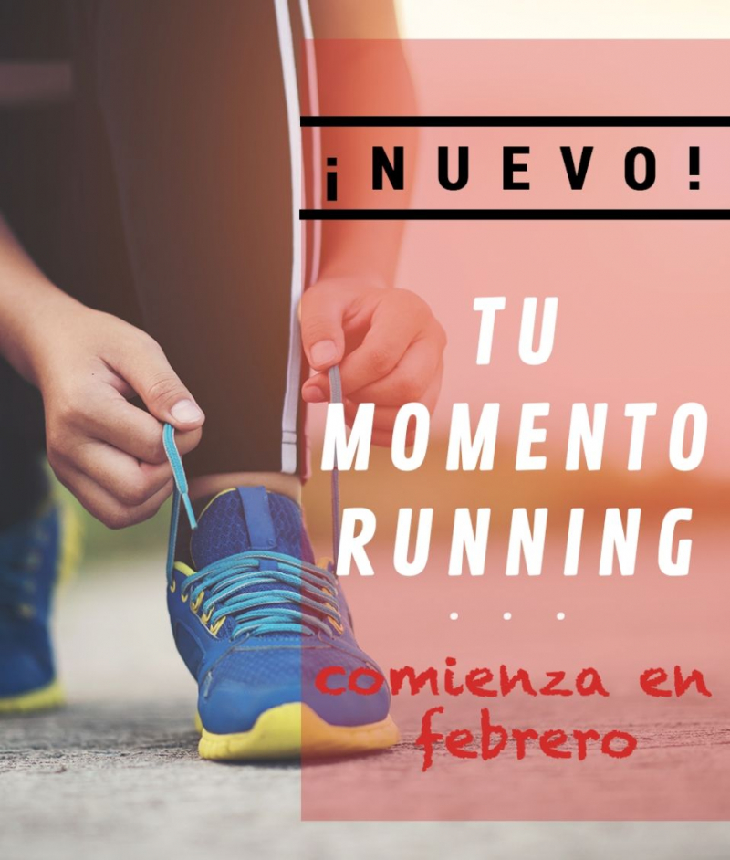 mujer atándose la zapatilla mujer atándose la zapatilla