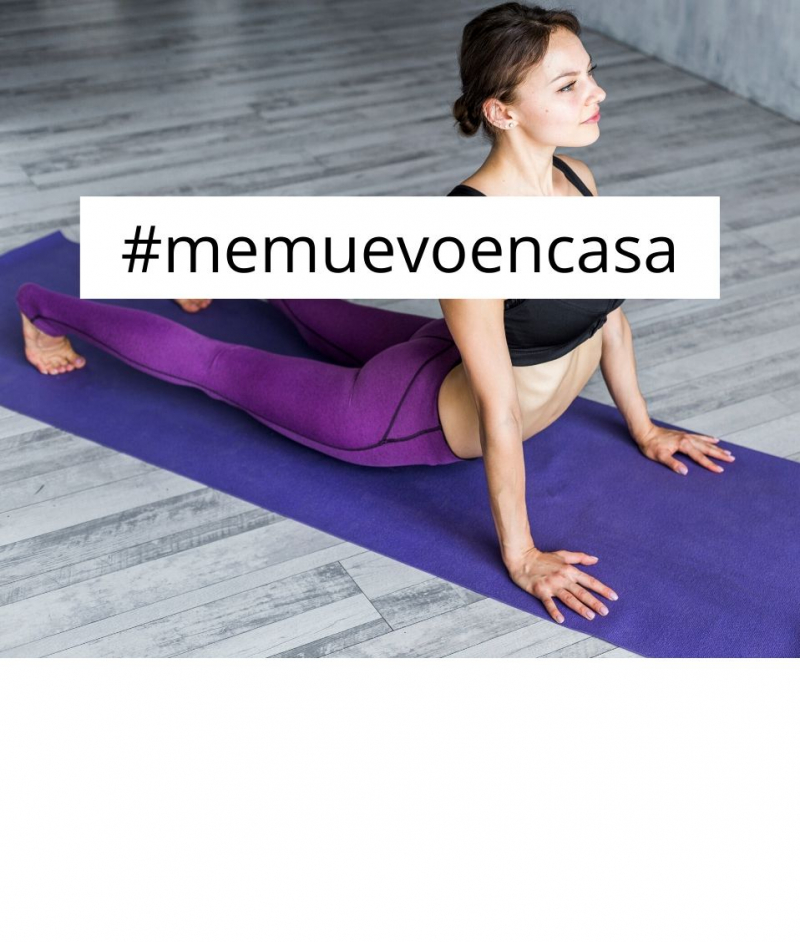 Activa tu espalda Deportista realizando un ejercicio de movilidad de la columna sobre esterilla de pilates